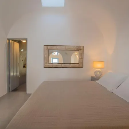 Aqua Serenity Luxury Santorini Aparthotel