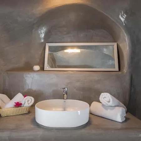 Aqua Serenity Luxury Santorini Aparthotel